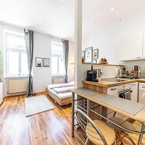 Cozy + Trendy By Jr Apartment