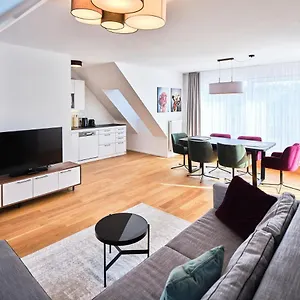 Myfavorit - Spacious Next To Puplic Transport U1 Direct Connection To Citycenter Διαμέρισμα