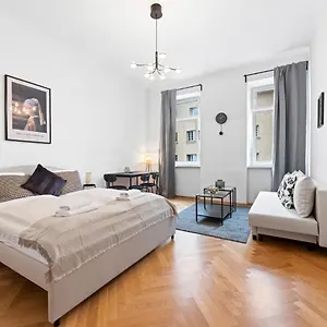 Cozy In 16th District Apartment