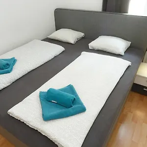 Apartman In Near Schoenbrunn & Westbahnhof - Keyless Check-in, Bécs